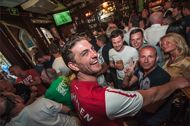 temple bar patrons drinking beer