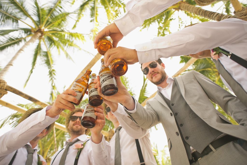 hombres brindando con cerveza
