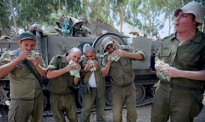 Soldados comiendo hamburguesas